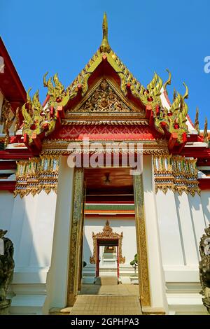 Magnifique porte intérieure du Temple du Bouddha couché ou Wat Pho, l'un des plus anciens temples bouddhistes de Bangkok, Thaïlande Banque D'Images