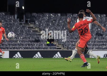 Londres, Royaume-Uni. 29 septembre 2021. Aleksandar Mitrovic de Fulham (partiellement caché) termine son tour de chapeau comme il marque ses équipes 3ème but. EFL Skybet Championship Match, Fulham v Swansea City au Craven Cottage à Londres le mercredi 29 septembre 2021. Cette image ne peut être utilisée qu'à des fins éditoriales. Utilisation éditoriale uniquement, licence requise pour une utilisation commerciale. Aucune utilisation dans les Paris, les jeux ou les publications d'un seul club/ligue/joueur. photo par Steffan Bowen/Andrew Orchard sports photographie/Alay Live news crédit: Andrew Orchard sports photographie/Alay Live News Banque D'Images