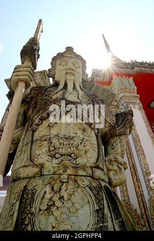 La statue du gardien chinois était autrefois utilisée comme pierres de ballast sur les navires il y a des siècles à côté de la porte du temple Wat Pho, Bangkok, Thaïlande Banque D'Images
