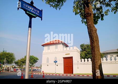 L'une des douze portes des murs extérieurs du Grand Palais, appelée Phitak Bovorn Gate, avec des plaques de rue en premier plan, Bangkok, Thaïlande Banque D'Images