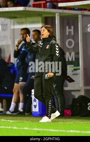 Crawley, Royaume-Uni. 29 septembre 2021. Karen Hills, responsable de Charlton Athletic, donne les pouces à ses joueurs lors du match final de la coupe FA pour femmes du quart entre Brighton & Hove Albion Women et Charlton Athletic au People's Pension Stadium, le 29 septembre 2021 à Crawley, au Royaume-Uni. (Photo de Jeff Mood/phcimages.com) Credit: PHC Images/Alamy Live News Banque D'Images