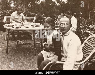 Joseph Staline, Nestor Lakoba, fille de Staline Svetlana et Lavrentiy Beria tout en se relaxant à la datcha en 1932. Banque D'Images