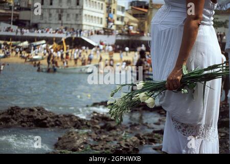 Une femme enceinte priant à la déesse Yoruba Yemanja, festival d'Yemanja, Rio Vermelho, Salvador, Bahia, Brésil. Banque D'Images