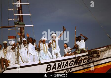 Carlinhos Brown sur un bateau chantant pour Festa de Yemanja , Rio Vermelho, Salvador, Bahia, Brésil Banque D'Images