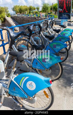 Location de vélos sur le Paseo Maritimo de Santander à Cantabria, Espagne Banque D'Images