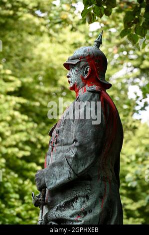 ALLEMAGNE, Hambourg, mouvement de la vie noire, statue d'Otto von Bismarck, chancelier de l'Empire allemand, taché de peinture rouge comme protestation contre le crime colonial allemand et le racisme, Bismarck a invité 1884/85 pour la conférence du congo à Berlin, où l'afrique a été divisée aux puissances coloniales européennes / DEUTSCHLAND, Hamburg Altona, aus protestattent gegen deutsche Kolonialverbrechen und Rassismus mit Farbe beschmierte Statue des Reichskanzler Otto von Bismarck, Bismarck Hat 1884/85 in Berlin zur Kongokonferenz zur Aufteilung Afrikas in Kolonien eingeladen Banque D'Images