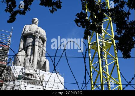 ALLEMAGNE, Hambourg, restauration de la grande statue de granit d'Otto von Bismarck, chancelier de l'Empire allemand, construit en 1906, Bismarck a invité 1884/85 pour la conférence du congo à Berlin, où l'afrique a été divisée aux puissances coloniales européennes / DEUTSCHLAND, Hamburg St. Pauli, Alter Elbpark, Restaurierung der 1906 gebauten Statue des Reichskanzler Otto von Bismarck, Bismarck chapeau 1884/85 à Berlin zur Kongokonferenz zur Aufteilung Afrikas à Kolonien eingeladen Banque D'Images