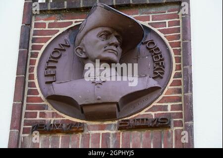 ALLEMAGNE, Hambourg, histoire coloniale allemande, ancienne caserne nazie Lettow-Vorbeck à Jenfeld , construite 1936-38, plus tard utilisée par la Bundeswehr jusqu'en 1999, buste de Lettow Vorbeck un commandant des troupes coloniales allemandes / DEUTSCHLAND, Hambourg, Allemagne, Hambourg, Gelaende der ehemaligen Wehrmacht Kaserne Lettow-Vorbeck à Jenfeld, 1999, zur Zeit Wohnheim der Bundeswehr Universität, Büsten von Kommandeuren der Kolonialtruppen an den Kasernen, Paul Emil von Lettow-Vorbeck 1870-1964, Kommandeur der Schutztruppe für Deutsch-Ostafrika, 1900/01 nahutt der Adjutal 1. Système d'exploitation Banque D'Images