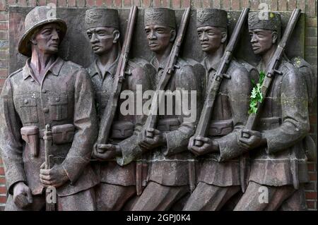 ALLEMAGNE, Hambourg, monument colonial allemand est-Afrique, monument Askari à l'ancienne caserne nazie de Lettow-Vorbeck à Jenfeld , Askari est un terme pour les soldats africains indigènes servant dans les troupes coloniales, monument établi en 1938 par le sculpteur Walter von Ruckteschell, image de l'officier colonial allemand avec des Askaris indigènes Banque D'Images