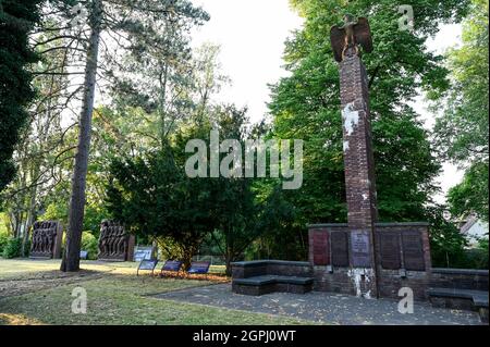 ALLEMAGNE, Hambourg, monument colonial allemand est-Afrique, droite Schutztruppen monument pour les soldats coloniaux tués et Askaris dans les colonies allemandes, gauche monument Askari dans l'ancienne caserne de l'armée nazie Lettow-Vorbeck à Jenfeld , Askari est un terme pour les soldats africains indigènes servant dans les troupes coloniales, Monument établi en 1938 par le sculpteur Walter von Ruckteschell Banque D'Images