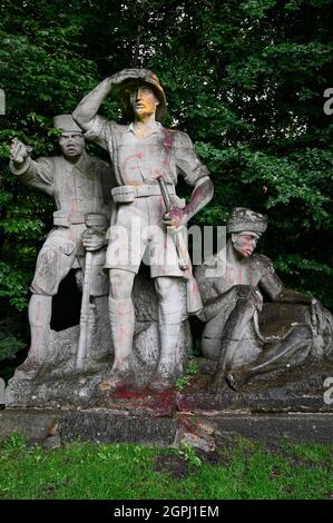 ALLEMAGNE, monument colonial, commandant de troupes coloniales allemand Paul von Lettow-Vorbeck avec african Askari et porteur, Askari est un terme pour les soldats africains natifs servant dans les troupes coloniales / DEUTSCHLAND, Aumuehle, , koloniales Denkmal, Darstellung des weissen Schutztruppe Kommanbeck Paul von Lettow-deur mit Vorarzem, Türkari und Träschwartzem Askari abgeleitet vom Swahili Wort Soldat, Bezeichnung für die einheimischen Soldaten oder Polizisten in den Kolonialtruppen, mit Farabattacke Banque D'Images