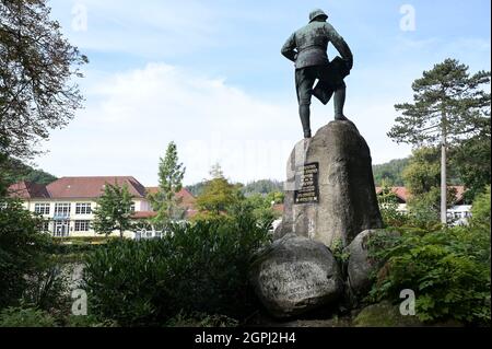 ALLEMAGNE, Bad Lauterberg, sculpture coloniale commémorative de Herrmann von Wissmann, commandant des troupes coloniales dans la rébellion Maji Maji 1905-1908 en Afrique de l'est allemande, aujourd'hui Tanzanie / DEUTSCHLAND, Bad Lauterberg, Harz, koloniales Denkmal für Herrmann von Wißmann am Kurhaus , als Befehlshaber der ersten deutschen Schutztruppe war er in den Jahren 1889/1890 verantwortlich für die Niederschlagung des Maji Maji Aufstandes 1905-1908 in Deutsch-Ostafrika dem heutigen Tansania, man schätzt die Zahl der Toten auf zwischen 75,000 und 300,000 Banque D'Images