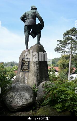 ALLEMAGNE, Bad Lauterberg, sculpture coloniale commémorative de Herrmann von Wissmann, commandant des troupes coloniales dans la rébellion Maji Maji 1905-1908 en Afrique de l'est allemande, aujourd'hui Tanzanie / DEUTSCHLAND, Bad Lauterberg, Harz, koloniales Denkmal für Herrmann von Wißmann am Kurhaus , als Befehlshaber der ersten deutschen Schutztruppe war er in den Jahren 1889/1890 verantwortlich für die Niederschlagung des Maji Maji Aufstandes 1905-1908 in Deutsch-Ostafrika dem heutigen Tansania, man schätzt die Zahl der Toten auf zwischen 75,000 und 300,000 Banque D'Images