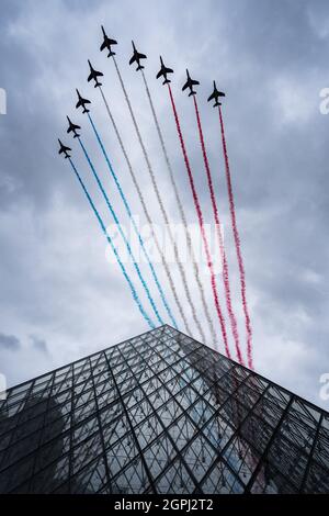 La Patrouille de France, l'équipe aérobie de l'Armée de l'Air française, survole la Pyramide du Louvre lors du défilé de la Journée nationale 2021 Banque D'Images