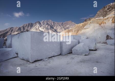 Carrières de marbre de Carrara, blocs de marbre blanc squarred sur la carrière de Gioia, bulldozers, machines, excavateurs, Massa-Carrara, Lunigiana, Toscane, Italie Banque D'Images