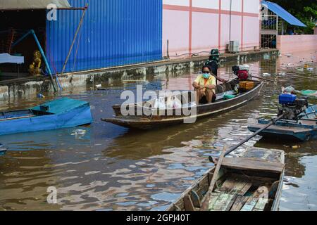 Lopuri, Thaïlande. 29 septembre 2021. Les résidents de Lophuri sont vus assis sur un bateau, au lendemain. Après la tempête de Dianmu, 20 provinces ont été touchées. Le gouvernement thaïlandais a également annoncé que plus de 55,000 ménages ont été touchés par des inondations. Lophuri est l'une des provinces touchées et que la situation est étroitement surveillée. Crédit : SOPA Images Limited/Alamy Live News Banque D'Images