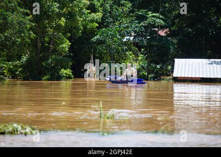 Lopuri, Thaïlande. 29 septembre 2021. Un résident de Lophuri est vu sur un bateau au cours des séquelles. Après la tempête de Dianmu, 20 provinces ont été touchées. Le gouvernement thaïlandais a également annoncé que plus de 55,000 ménages ont été touchés par des inondations. Lophuri est l'une des provinces touchées et que la situation est étroitement surveillée. Crédit : SOPA Images Limited/Alamy Live News Banque D'Images