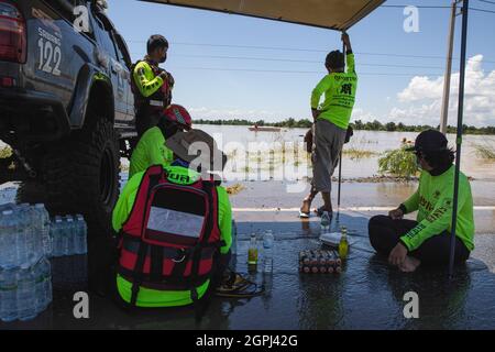 Lopuri, Thaïlande. 29 septembre 2021. Les bénévoles de sauvetage de Lophuri sont vus se reposer dans la rue, au lendemain. Après la tempête de Dianmu, 20 provinces ont été touchées. Le gouvernement thaïlandais a également annoncé que plus de 55,000 ménages ont été touchés par des inondations. Lophuri est l'une des provinces touchées et que la situation est étroitement surveillée. Crédit : SOPA Images Limited/Alamy Live News Banque D'Images