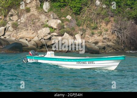 Santa Marta, Magdalena, Colombie - Mai 22 2021 : bateau de pêcheur garé dans le port avec une corde Banque D'Images