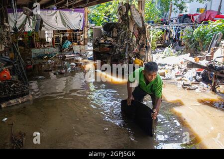 Lopuri, Thaïlande. 29 septembre 2021. Le résident de Lopuri est vu nettoyer son garage, au cours des séquelles. Après la tempête de Dianmu, 20 provinces ont été touchées. Le gouvernement thaïlandais a également annoncé que plus de 55,000 ménages ont été touchés par des inondations. Lophuri est l'une des provinces touchées et que la situation est étroitement surveillée. (Photo de Varuth Pongsaponwatt/SOPA Images/Sipa USA) crédit: SIPA USA/Alay Live News Banque D'Images