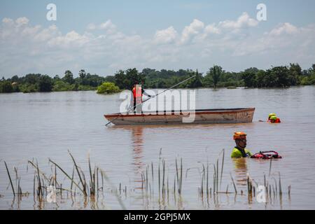Lopuri, Thaïlande. 29 septembre 2021. Le volontaire de sauvetage est vu sur un bateau au cours des séquelles. Après la tempête de Dianmu, 20 provinces ont été touchées. Le gouvernement thaïlandais a également annoncé que plus de 55,000 ménages ont été touchés par des inondations. Lophuri est l'une des provinces touchées et que la situation est étroitement surveillée. (Photo de Varuth Pongsaponwatt/SOPA Images/Sipa USA) crédit: SIPA USA/Alay Live News Banque D'Images