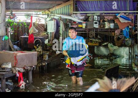 Lopuri, Thaïlande. 29 septembre 2021. Un résident de Lophuri est vu porter ses vêtements de sa maison pendant les séquelles. Après la tempête de Dianmu, 20 provinces ont été touchées. Le gouvernement thaïlandais a également annoncé que plus de 55,000 ménages ont été touchés par des inondations. Lophuri est l'une des provinces touchées et que la situation est étroitement surveillée. (Photo de Varuth Pongsaponwatt/SOPA Images/Sipa USA) crédit: SIPA USA/Alay Live News Banque D'Images