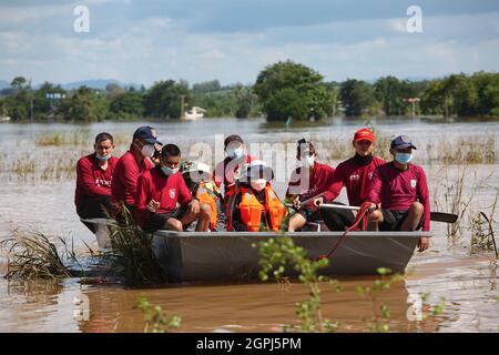 Lopuri, Thaïlande. 29 septembre 2021. Les bénévoles de l'équipe de sauvetage de Lophuri sont vus sur le bateau au lendemain. Après la tempête de Dianmu, 20 provinces ont été touchées. Le gouvernement thaïlandais a également annoncé que plus de 55,000 ménages ont été touchés par des inondations. Lophuri est l'une des provinces touchées et que la situation est étroitement surveillée. (Photo de Varuth Pongsaponwatt/SOPA Images/Sipa USA) crédit: SIPA USA/Alay Live News Banque D'Images