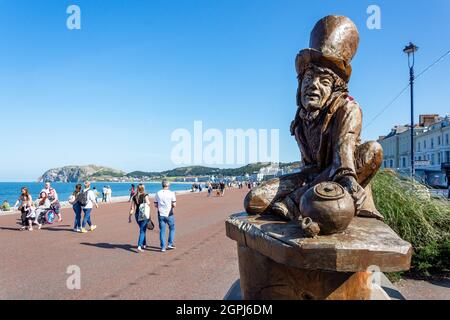 Statue de Mad Hatter sur la Promenade, Llandudno, Conwy County Borough, pays de Galles, Royaume-Uni Banque D'Images