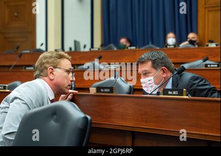 Washington, États-Unis. 29 septembre 2021. Le représentant des États-Unis Pat Fallon (républicain du Texas), à gauche, confère avec le représentant des États-Unis Mark Green (républicain du Tennessee) lors d'une audience de la Commission des services armés de la Chambre sur « mettre fin à la Mission militaire des États-Unis en Afghanistan » dans le Rayburn House Office Building à Washington, DC, le mercredi 29 septembre 2021. (Photo de Rod Lamkey/Pool/Sipa USA) crédit: SIPA USA/Alay Live News Banque D'Images