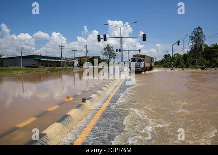Lopuri, Thaïlande. 29 septembre 2021. Une route à Lophuri est vue remplie d'eau, pendant les séquelles. Après la tempête de Dianmu, 20 provinces ont été touchées. Le gouvernement thaïlandais a également annoncé que plus de 55,000 ménages ont été touchés par des inondations. Lophuri est l'une des provinces touchées et que la situation est étroitement surveillée. (Photo de Varuth Pongsaponwatt/SOPA Images/Sipa USA) crédit: SIPA USA/Alay Live News Banque D'Images