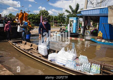 Lopuri, Thaïlande. 29 septembre 2021. Des moines et des bénévoles transportant des boîtes de nourriture aux villages des victimes au cours de la période qui a suivi. Après la tempête de Dianmu, 20 provinces ont été touchées. Le gouvernement thaïlandais a également annoncé que plus de 55,000 ménages ont été touchés par des inondations. Lophuri est l'une des provinces touchées et que la situation est étroitement surveillée. (Photo de Varuth Pongsaponwatt/SOPA Images/Sipa USA) crédit: SIPA USA/Alay Live News Banque D'Images