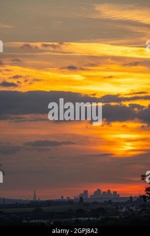 Coucher de soleil sur les gratte-ciel de Londres depuis le sommet de la colline du moulin à vent Gravesend Kent Banque D'Images