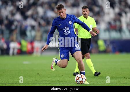 Turin, Italie. 29 septembre 2021. Ross Barkley du Chelsea FC contrôle le ballon lors du match de l'UEFA Champions League Group H entre le Juventus FC et le Chelsea FC au stade Allianz le 29 septembre 2021 Turin, Italie . Credit: Marco Canoniero / Alamy Live News Banque D'Images