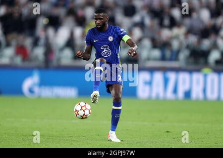 Turin, Italie. 29 septembre 2021. Antonio Rudiger du Chelsea FC contrôle le ballon lors du match de l'UEFA Champions League Group H entre le Juventus FC et le Chelsea FC au stade Allianz le 29 septembre 2021 Turin, Italie . Credit: Marco Canoniero / Alamy Live News Banque D'Images