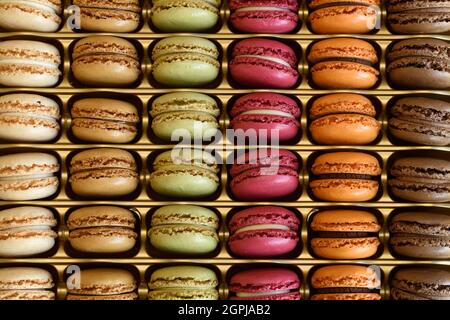 Collection de macarons français colorés qui sont un cookie de dessert sucré à base de meringue et d'amande Banque D'Images