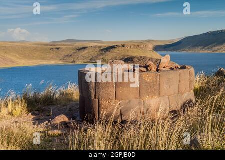 Ruines de tours funéraires à Sillustani, Pérou Banque D'Images