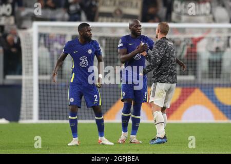 Turin, Italie, le 29 septembre 2021. Antonio Rudiger, du FC Chelsea, regarde comme Matthijs de Ligt de Juventus se serre la main avec Romelu Lukaku du FC Chelsea après le coup d'envoi final du match de la Ligue des champions de l'UEFA à l'Allianz Stadium de Turin. Le crédit photo devrait se lire: Jonathan Moscrop / Sportimage Banque D'Images