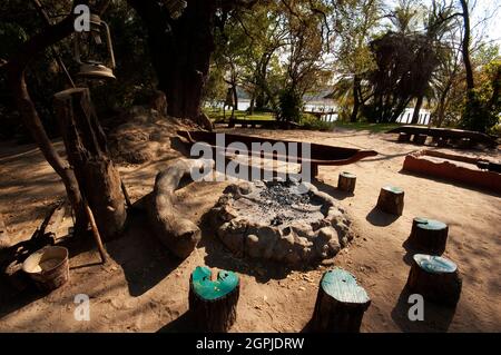 Camp Ngepi, un endroit populaire pour les overlanders et les aventuriers, sur les rives de l'Okavango, bande de Caprivi, Namibie Banque D'Images