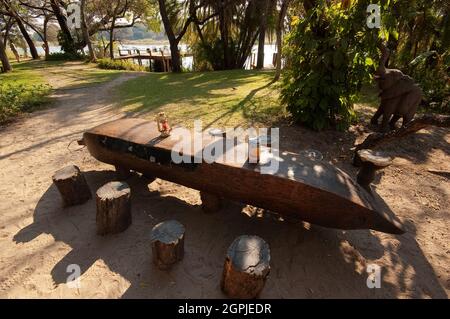 Camp Ngepi, un endroit populaire pour les overlanders et les aventuriers, sur les rives de l'Okavango, bande de Caprivi, Namibie Banque D'Images