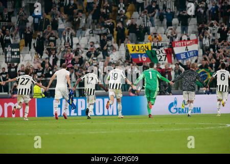 Turin, Italie. 29 septembre 2021. Les joueurs de Juventus célèbrent avec leurs supporters lors du match de football de l'UEFA Champions League, Groupe H entre le Juventus FC et le Chelsea FC le 29 septembre 2021 au stade Allianz de Turin, Italie crédit : Live Media Publishing Group/Alay Live News Banque D'Images