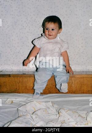 1988 CA, ARGENTINE : le célèbre champion du monde joueur de football argentin LEO MESSI ( né le 24 juin 1987 - Lionel Andrés Messi Cuccittini ) quand était un jeune garçon de 1 ans. Photographe inconnu. - SPORT- Gioco del CALCIO - FOOTBALL - CALCIATORE - sportivo - ÉQUIPE nationale Argentine de football - HISTOIRE - FOTO STORICHE - quand était un enfant - enfants - célébrités célébrité - celebità personaggi famosi da bambini - bambino - enfants - infanzia - enfance -- ARCHIVIO GBB Banque D'Images