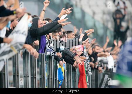 Turin, Italie. 29 septembre 2021. Juventus Supporters lors du match de football du groupe H de l'UEFA Champions League entre le Juventus FC et le Chelsea FC le 29 septembre 2021 au stade Allianz de Turin, Italie - photo Nderim Kacili/DPPI crédit : DPPI Media/Alay Live News Banque D'Images