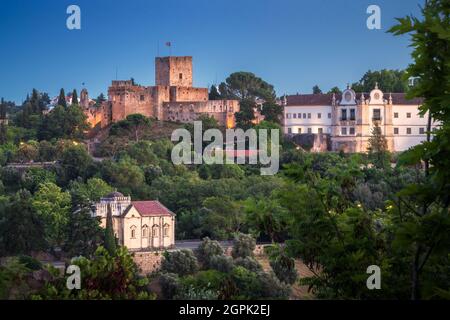 Vue au crépuscule du château de Tomar avec le couvent du Christ sur le côté et la chapelle de Nossa Senhora da Conceição ci-dessous, à Tomar, Portugal. Banque D'Images