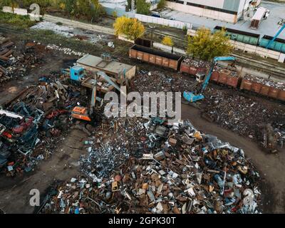 Industrie du recyclage des métaux. Vue aérienne de drone du chantier de ferraille Banque D'Images