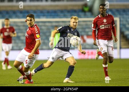 LONDRES, ROYAUME-UNI. 29 SEPT Billy Mitchell de Millwall se brise avec du ballon lors du match de championnat Sky Bet entre Millwall et Bristol City à la Den, Londres, le mercredi 29 septembre 2021. (Credit: Tom West | MI News) Credit: MI News & Sport /Alay Live News Banque D'Images