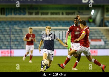 LONDRES, ROYAUME-UNI. 29 SEPT Billy Mitchell de Millwall sur le ballon lors du match de championnat Sky Bet entre Millwall et Bristol City à la Den, Londres, le mercredi 29 septembre 2021. (Credit: Tom West | MI News) Credit: MI News & Sport /Alay Live News Banque D'Images