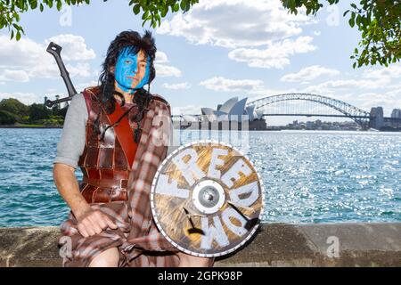 Sydney, Australie. 30 septembre 2021. Restrictions anti COVID-19 le manifestant Rob Rizzo, vêtu de la régalia de liberté « Braveheart » de Mel Gibson, pose pour des photos alors que l'Australie et le monde désapprouvent de plus en plus l'approche sévère du gouvernement australien à l'égard des restrictions aux coronavirus. Crédit : Robert Wallace / Wallace Media Network / Alay Live News Banque D'Images