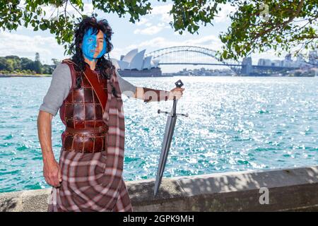 Sydney, Australie. 30 septembre 2021. Restrictions anti COVID-19 le manifestant Rob Rizzo, vêtu de la régalia de liberté « Braveheart » de Mel Gibson, pose pour des photos alors que l'Australie et le monde désapprouvent de plus en plus l'approche sévère du gouvernement australien à l'égard des restrictions aux coronavirus. Crédit : Robert Wallace / Wallace Media Network / Alay Live News Banque D'Images