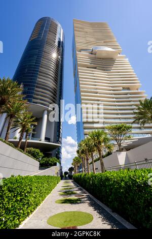 Sunny Isles Beach, FL, Etats-Unis - 26 septembre 2021: Photo de Porsche Design Tower et Turnberry Ocean Club Residences Sunny Isles Beach FL Banque D'Images