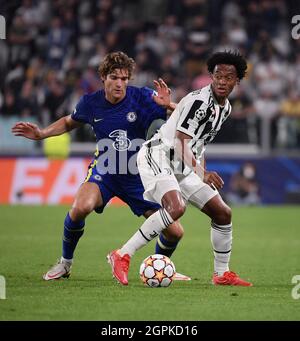 Turin, Italie. 29 septembre 2021. Juan Cuadrado (R) du FC Juventus rivalise avec Marcos Alonso de Chelsea lors du match H du groupe de la Ligue des champions de l'UEFA entre le FC Juventus et Chelsea à Turin, en Italie, le 29 septembre 2021. Credit: Federico Tardito/Xinhua/Alamy Live News Banque D'Images